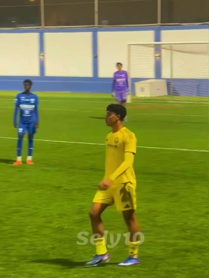 九游娱乐平台-迷你罗被换下场时情绪不满地推开对手，被主裁判黄牌警告